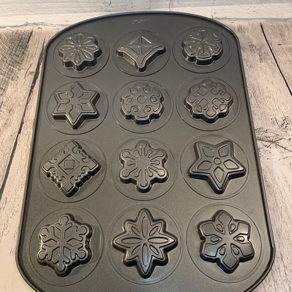 WILTON 12 Cavity Mold Christmas Winter Snowflake Cookie Pan/Sheet - Picture 6 of 6